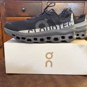 On Running Men's Cloudtec Black and Gray Athletic Shoes